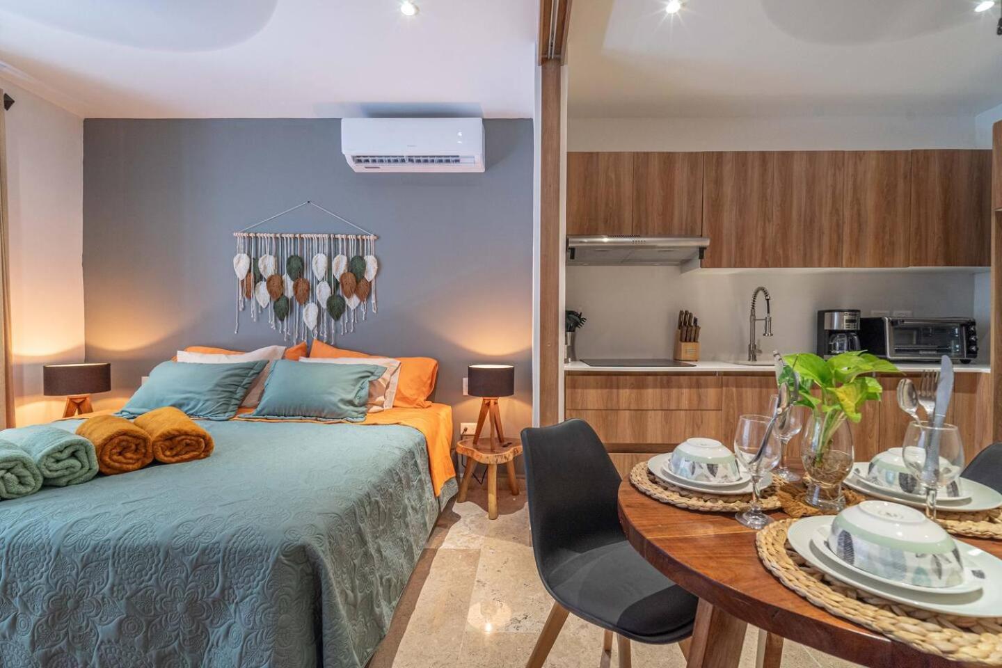 Holiday home King With Private Balcony, Rooftop Pool, Gym