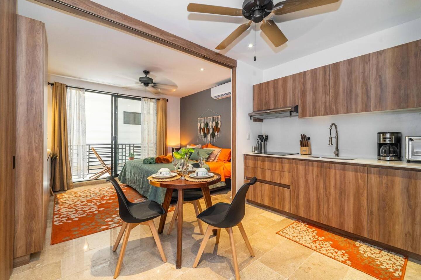 King With Private Balcony, Rooftop Pool, Gym Holiday home *