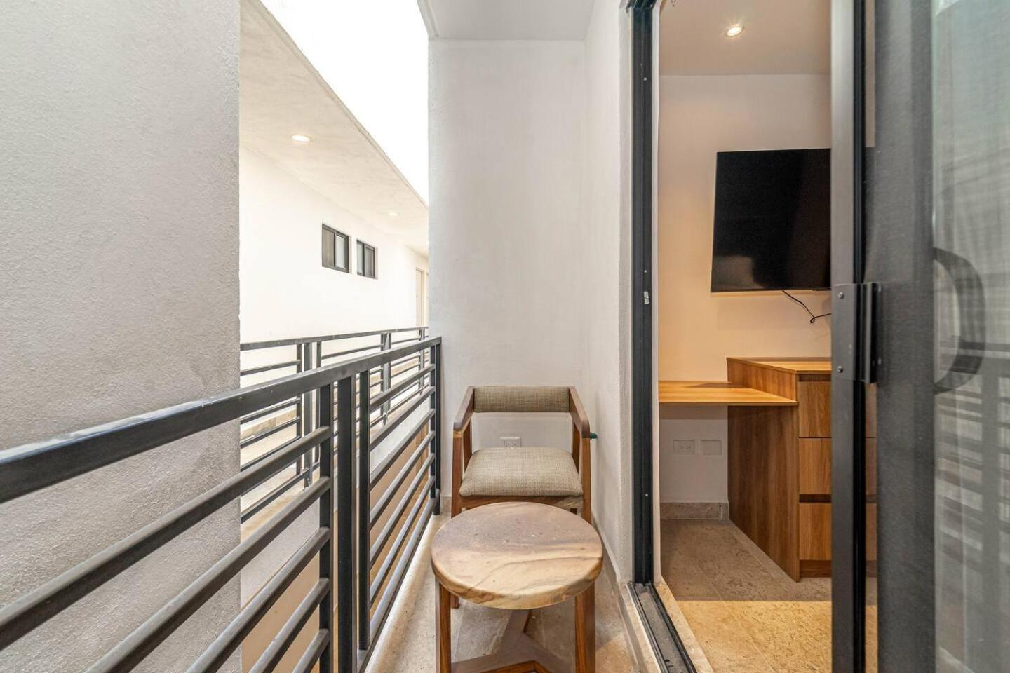 King With Private Balcony, Gym And Rooftop Pool *