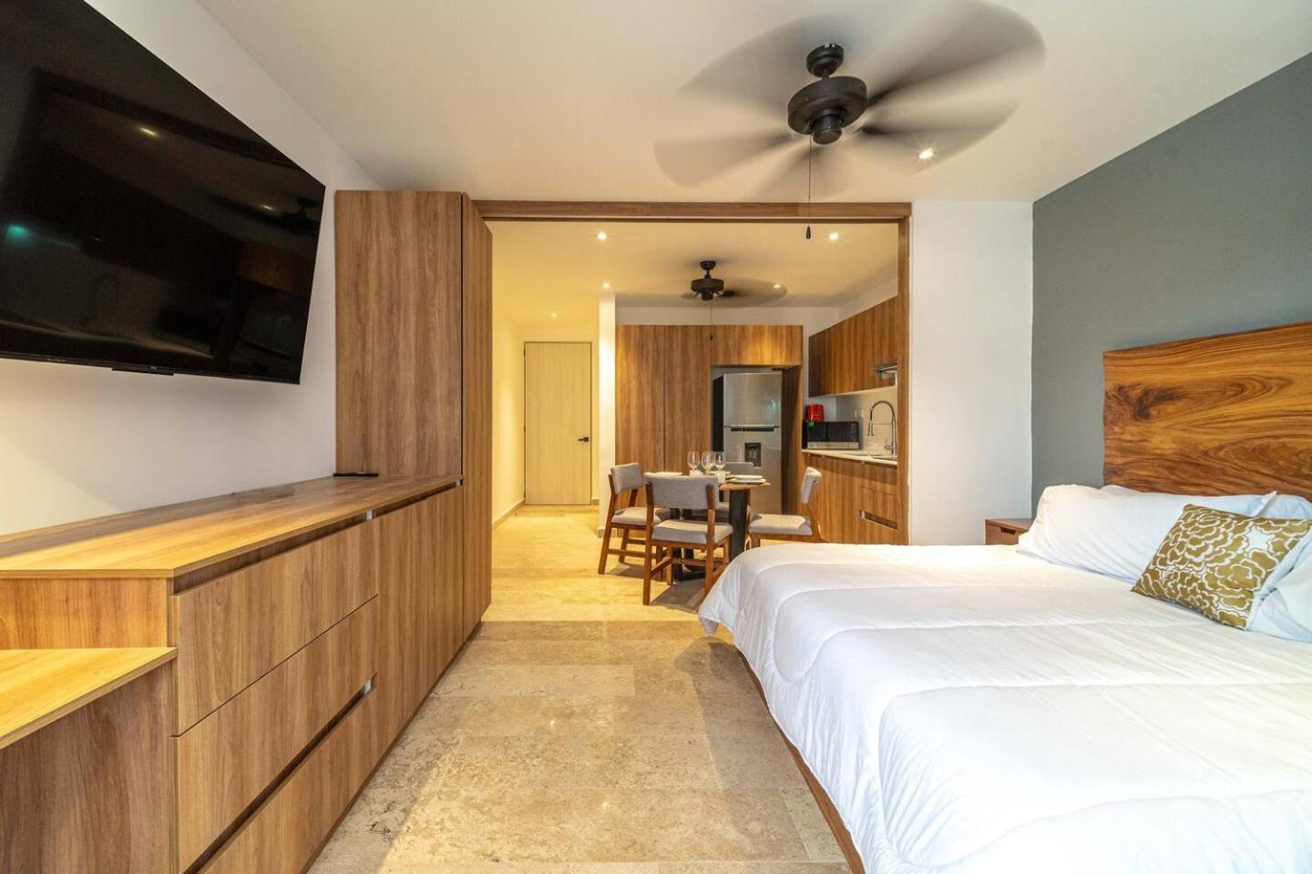 King With Private Balcony, Gym And Rooftop Pool Holiday home