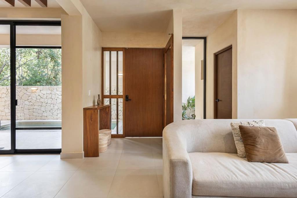Brand New Lux 4 Bed 2 Pools!