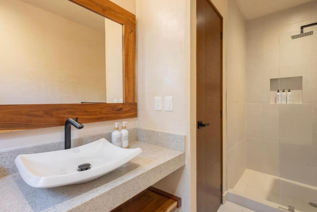Brand New Lux 4 Bed 2 Pools! *