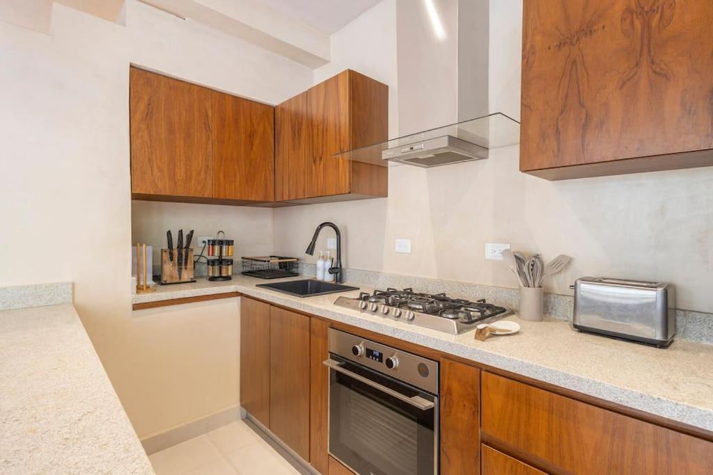 Brand New Lux 4 Bed 2 Pools! Apartment *