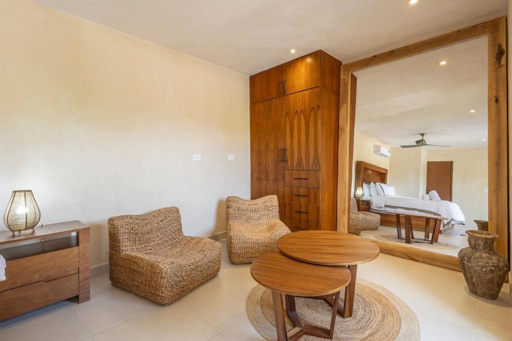 Brand New Lux 4 Bed 2 Pools! Apartment *