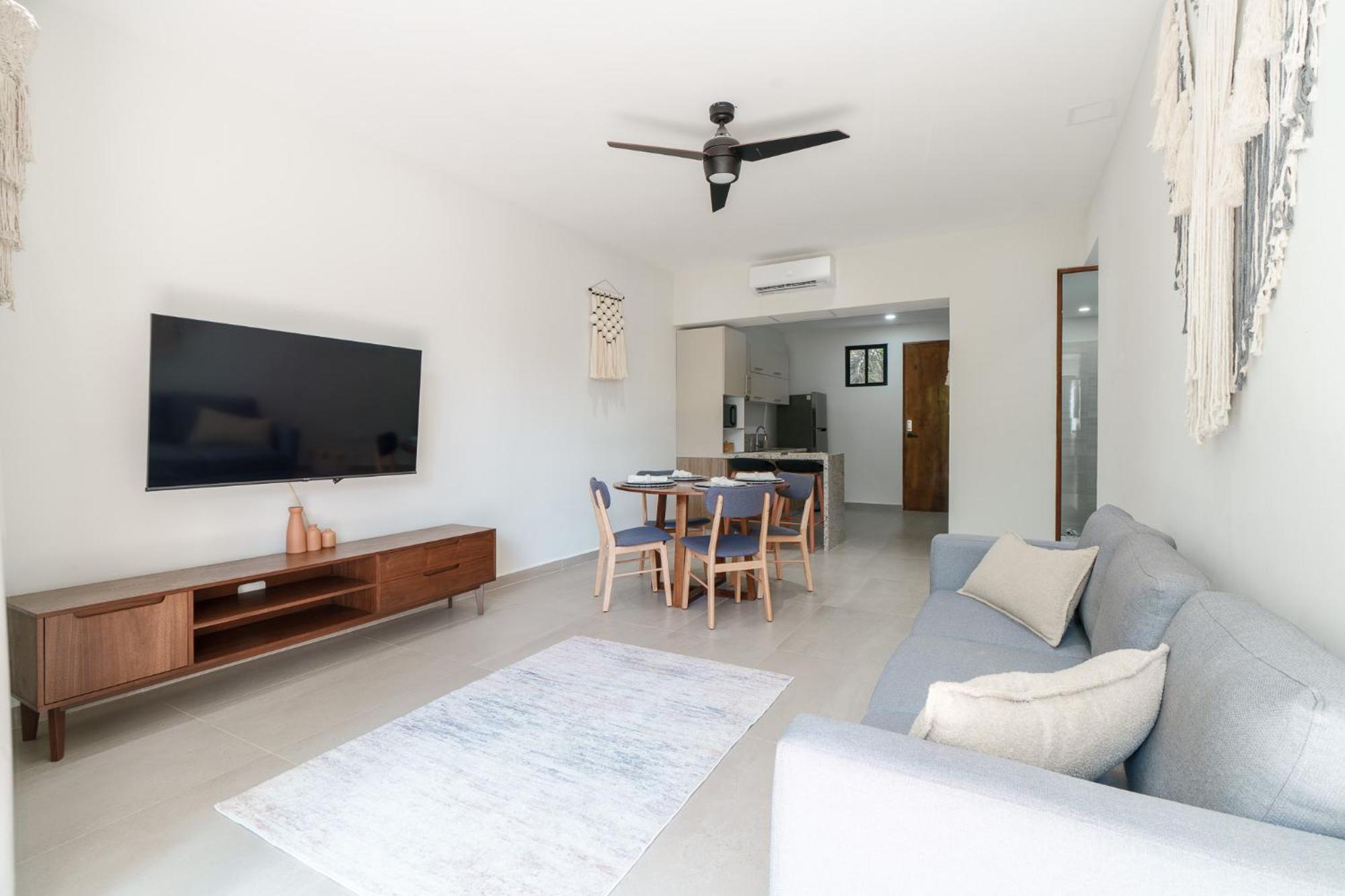 Apartment Downtown Penthouse With Private Pool, Rooftop Pool And Gym, Short Distance From Beaches, Restaurants & Nightlife