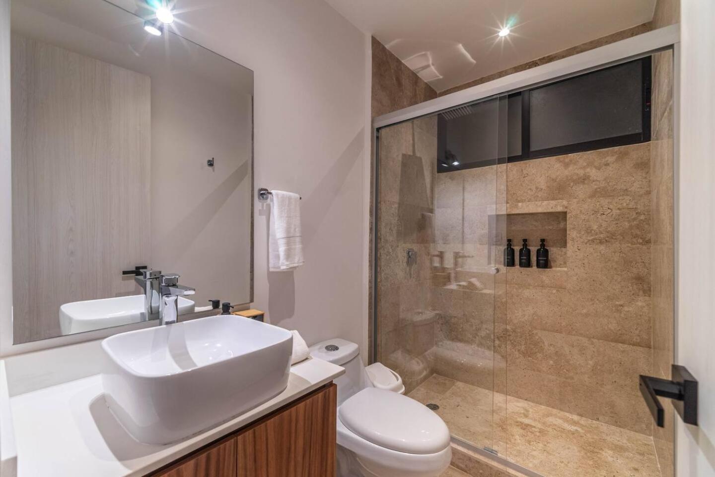 2 Bd With Private Balcony, Rooftop Pool, Gym *