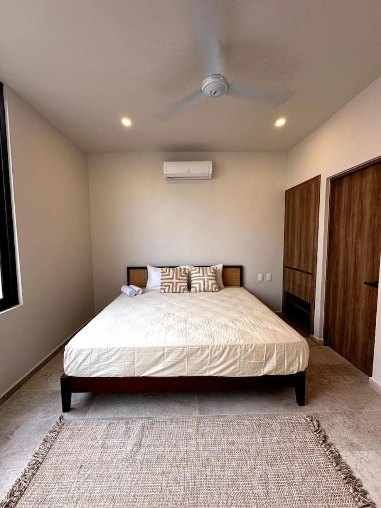 Luxury 2 Story Penthouse La Veleta 3br Jacuzzi Apartment