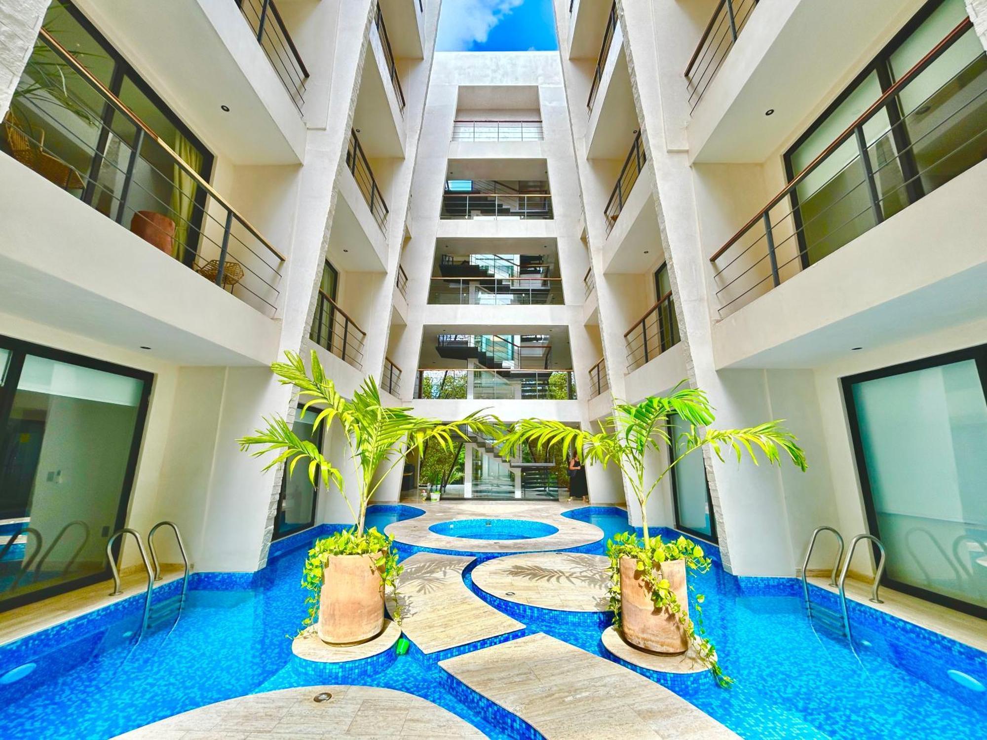 Rooftop Oasis: Urban Retreat With Infinity Pool & Private Terrace Apartment *