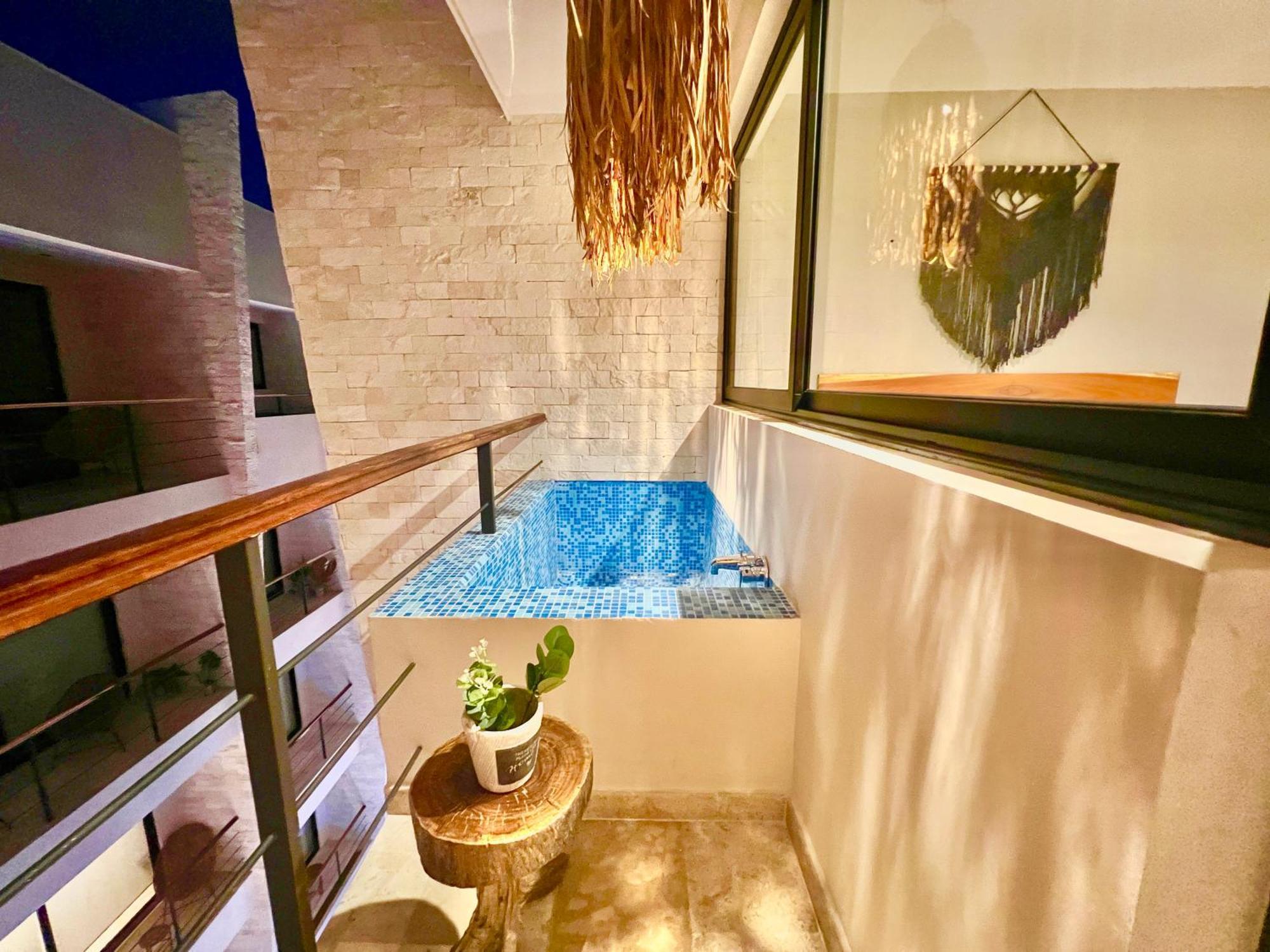 Apartment Rooftop Oasis: Urban Retreat With Infinity Pool & Private Terrace *