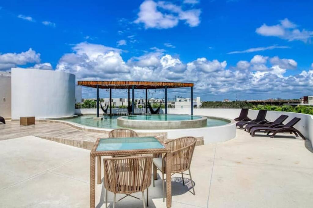Beautiful With Rooftop Pool, Fitness Area, & Balcony