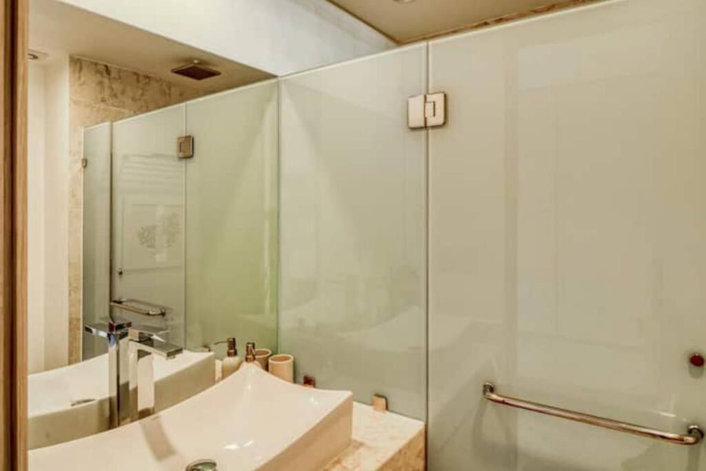 Beautiful With Rooftop Pool, Fitness Area, & Balcony * Tulum