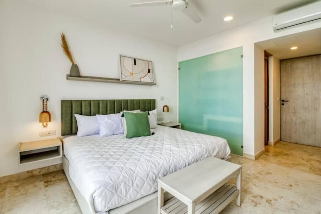 Apartment Beautiful With Rooftop Pool, Fitness Area, & Balcony *