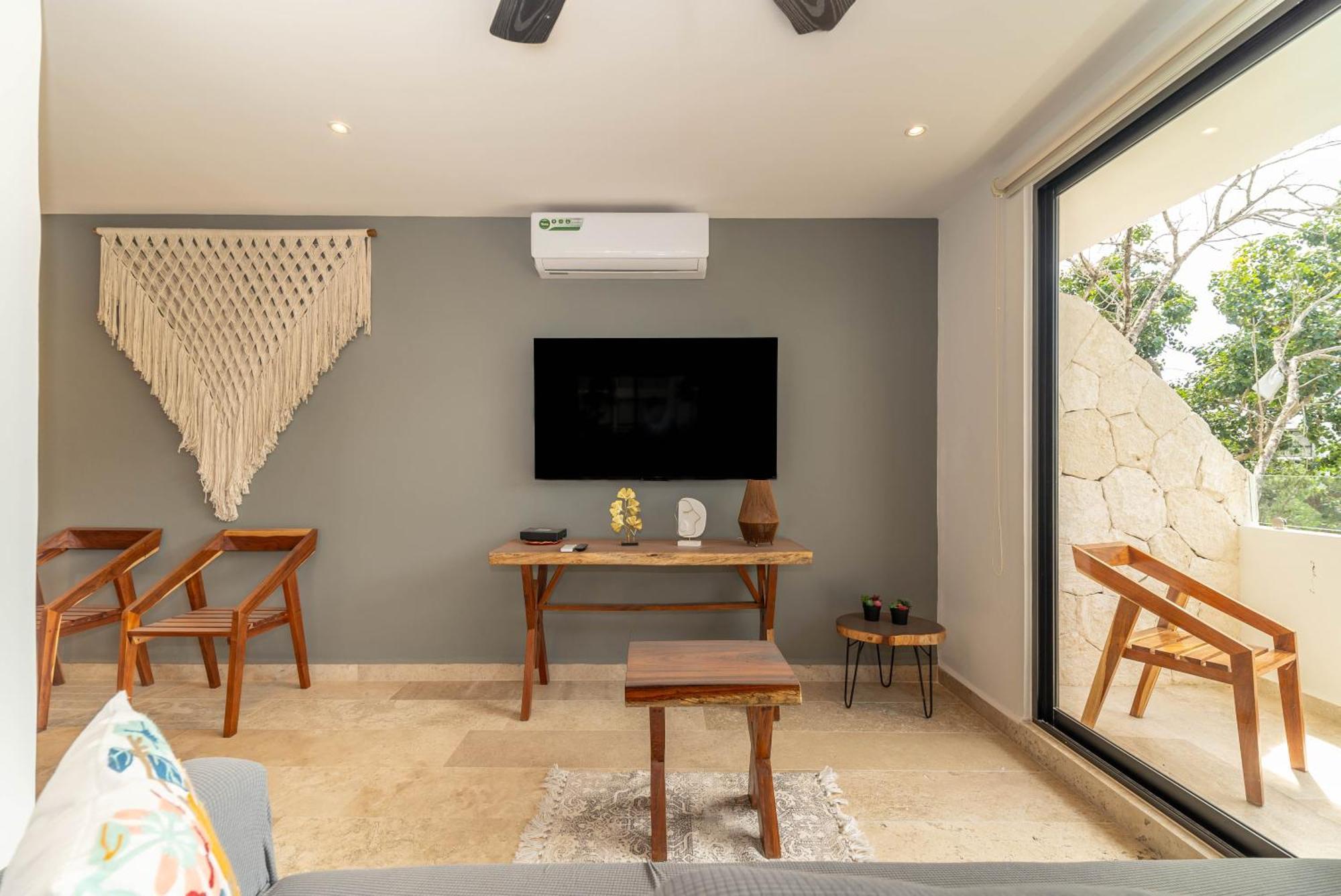 Holiday home 2 Bd With Balcony Gym Rooftop Pool *
