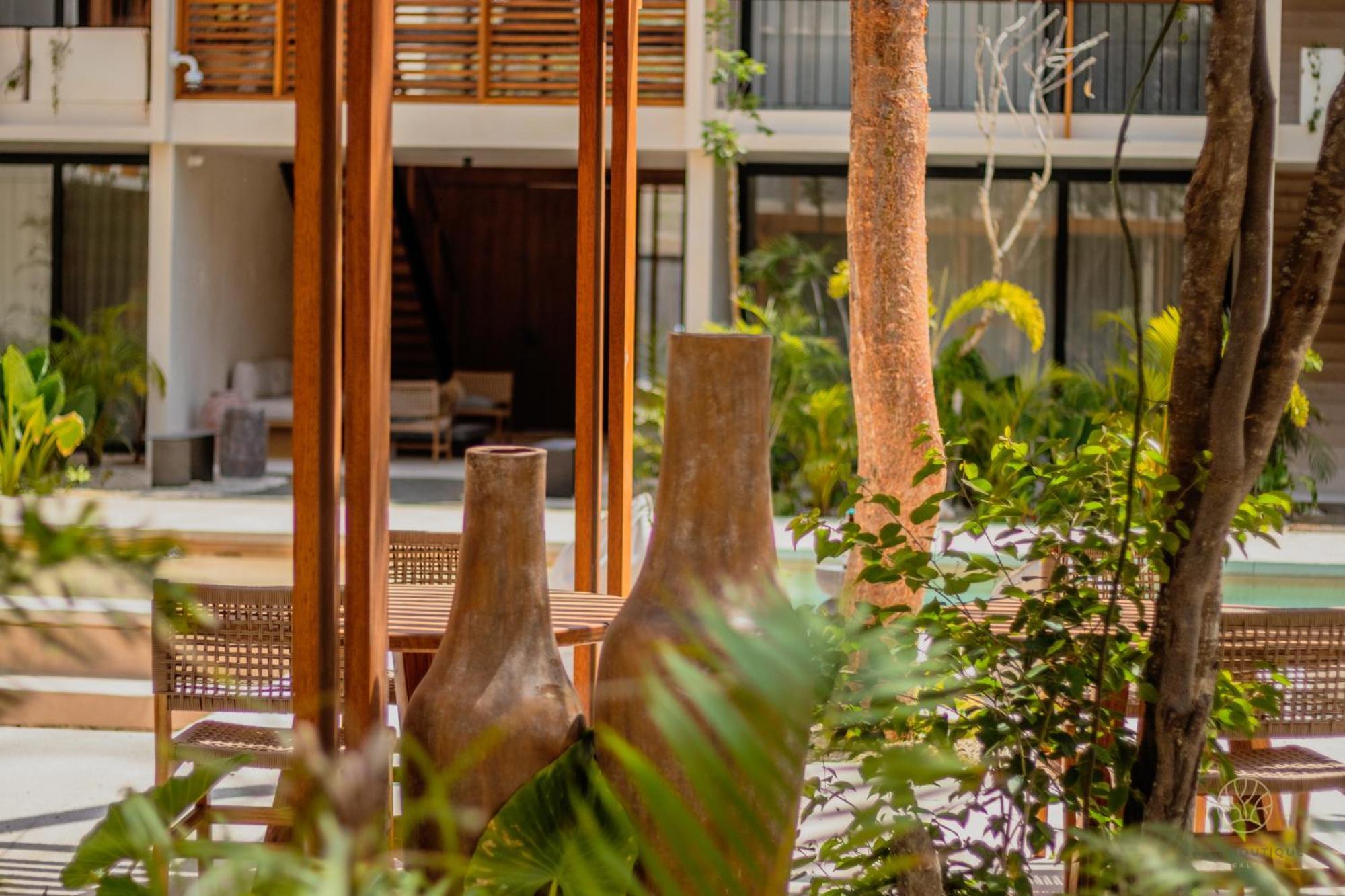 Muunek By Land Boutique