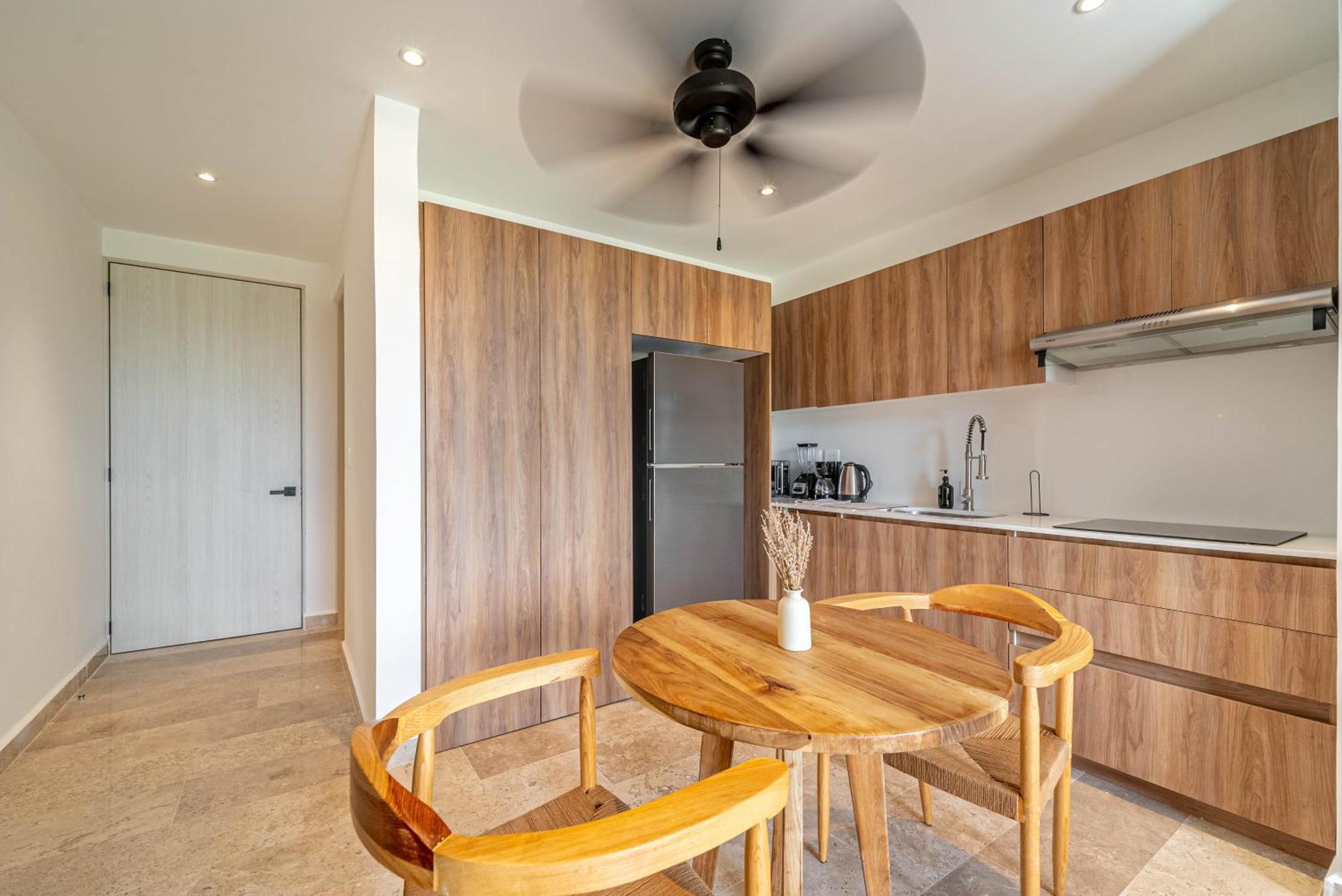 Lux With Private Balcony, Rooftop Pool, Gym