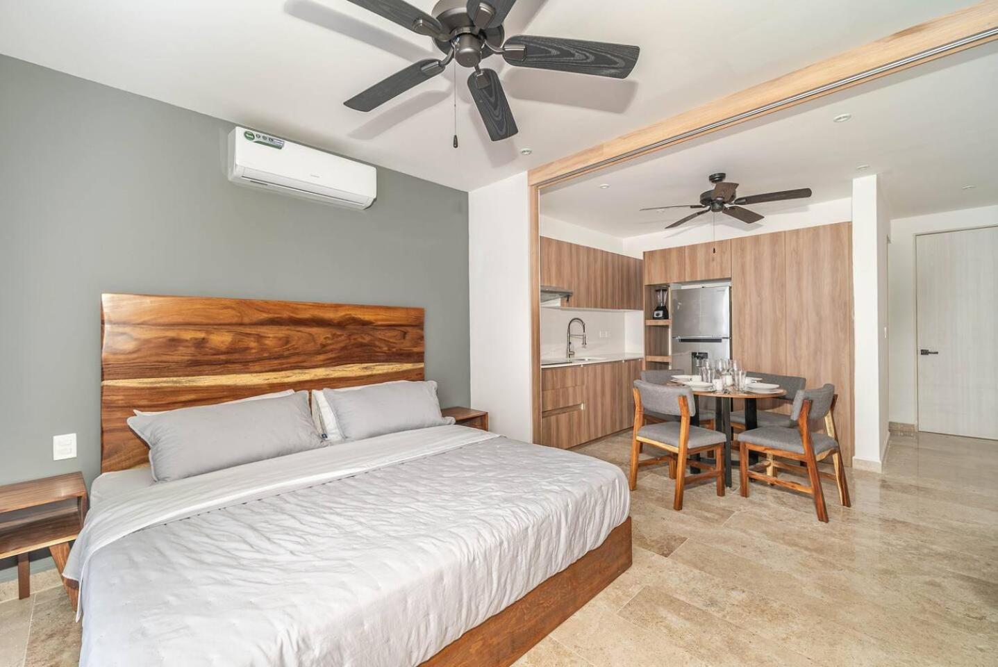 King With Private Balcony, Rooftop Pool, Gym Holiday home
