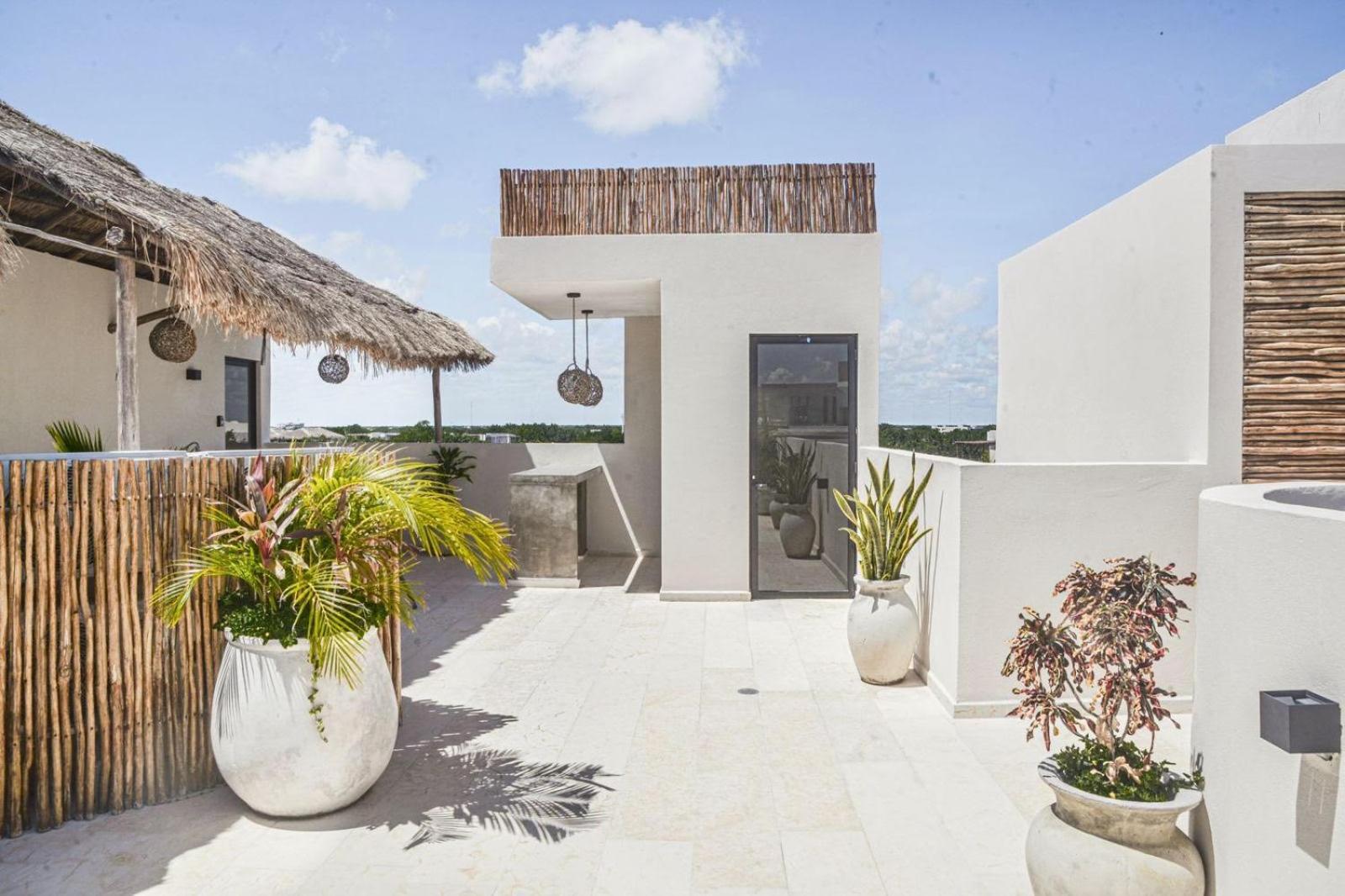 Luxury Penthouse-private Rooftop Pool-walkable