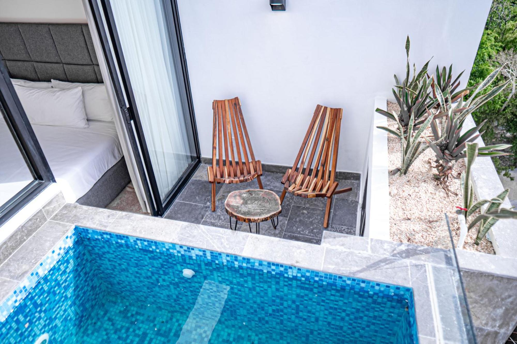 Level With Minifridge Microwave And Splash Pool *