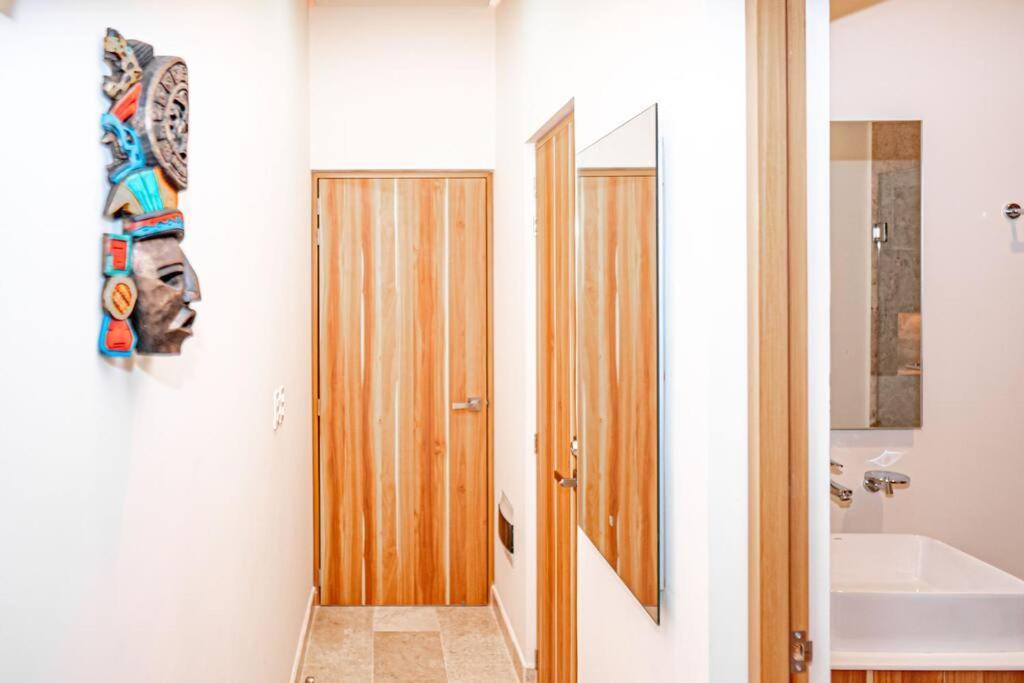 Apartment Level With Minifridge Microwave And Splash Pool