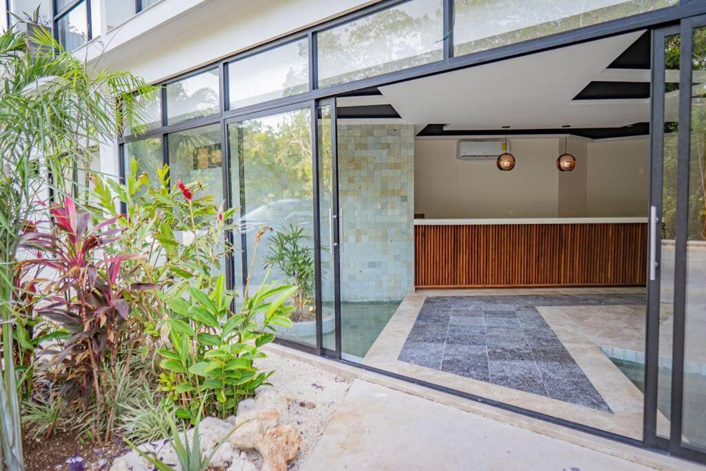 Level With Minifridge Microwave And Splash Pool