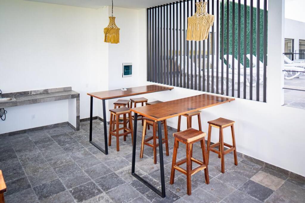 Level With Minifridge Microwave And Splash Pool *