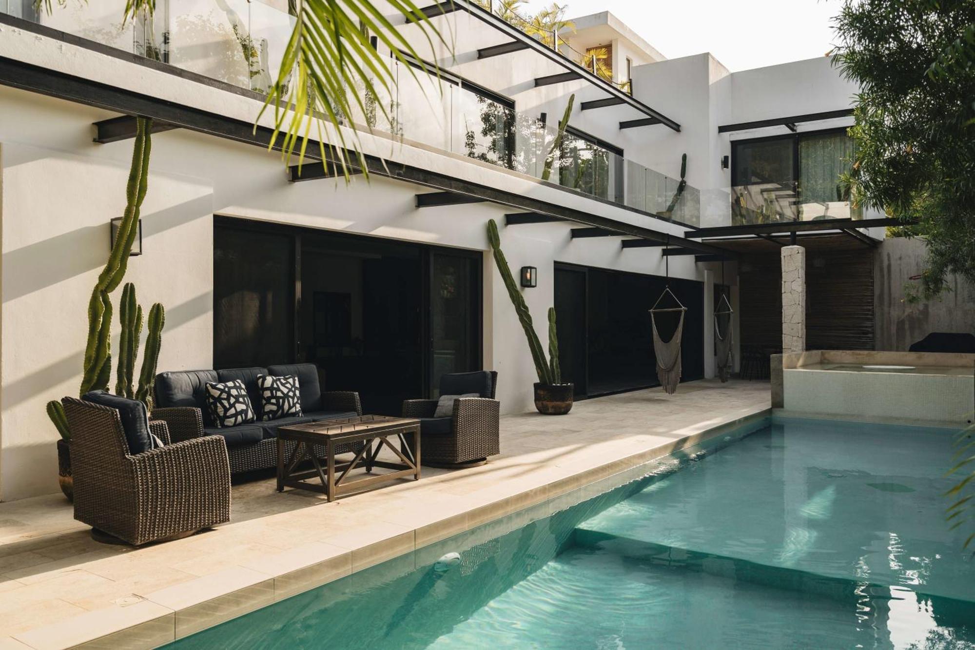 Сasa de vacaciones Spacious 8br Double Villa, Gated, Double Patio & Pool