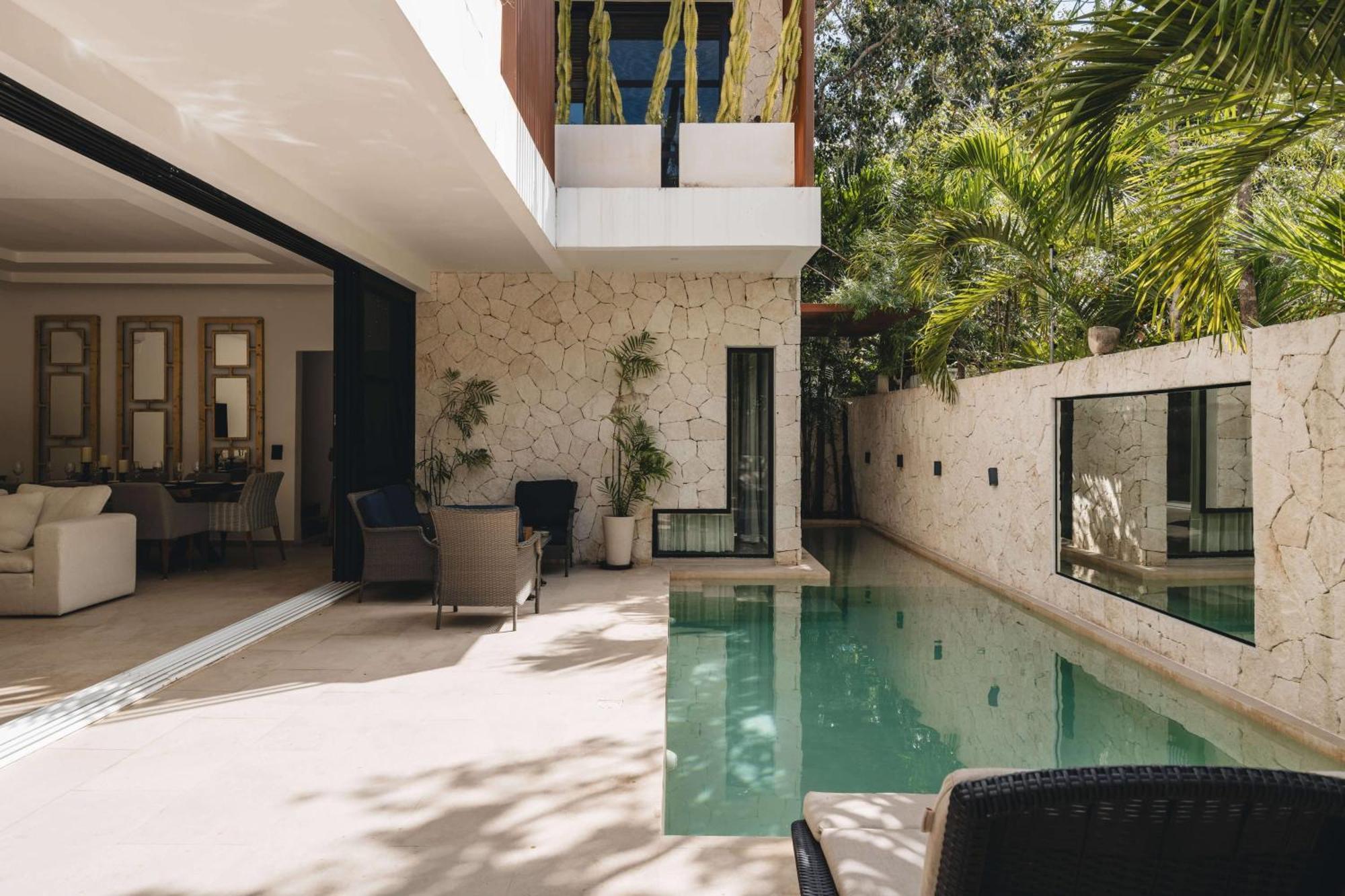 Сasa de vacaciones Spacious 8br Double Villa, Gated, Double Patio & Pool *