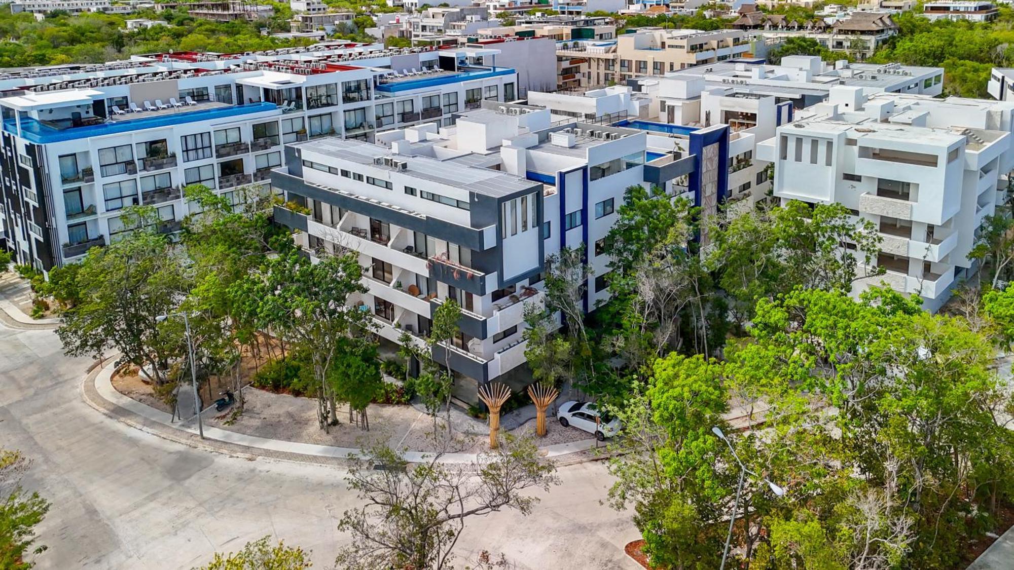 King With Balcony, Gym, Rooftop Pool *