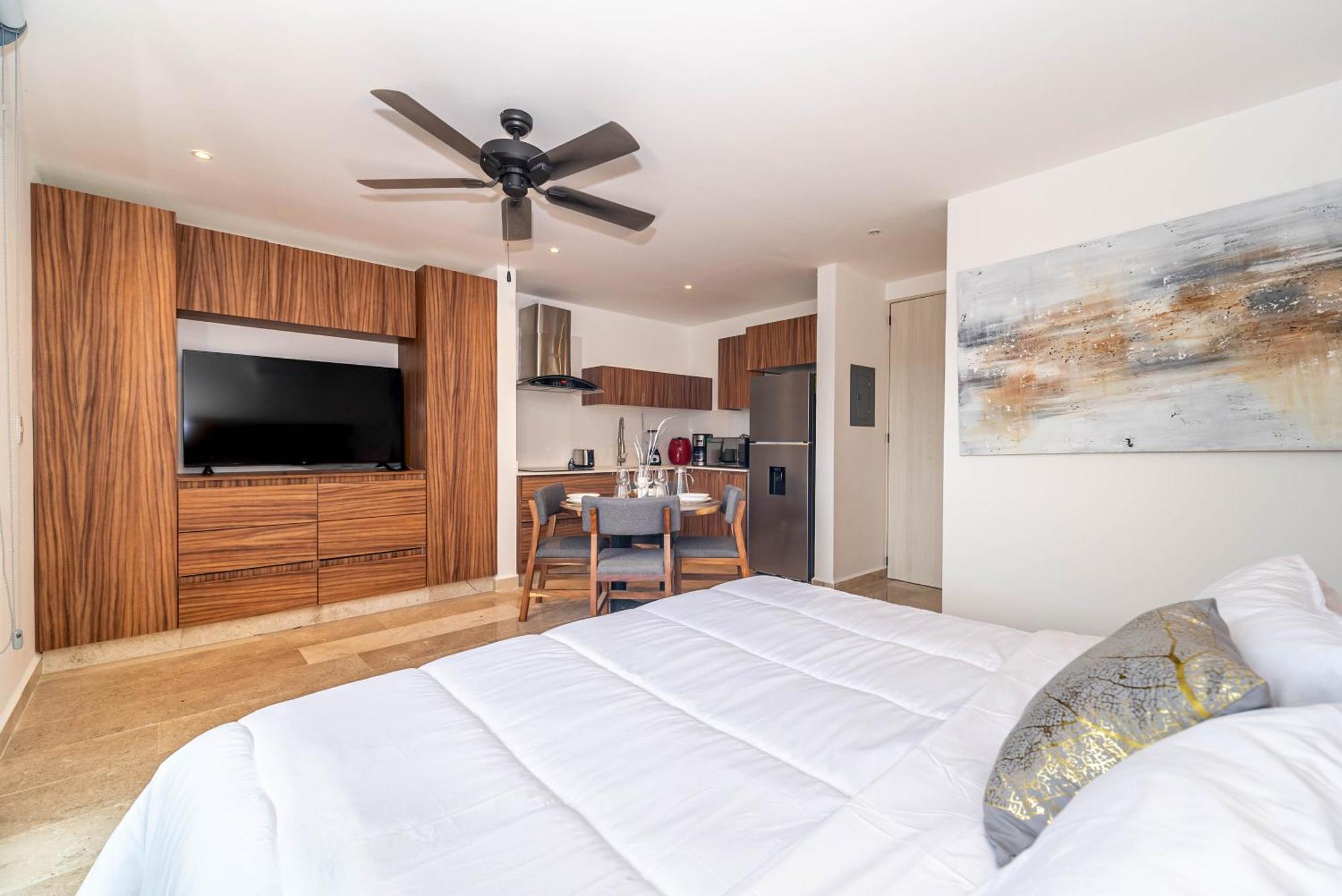 King With Balcony, Gym, Rooftop Pool *