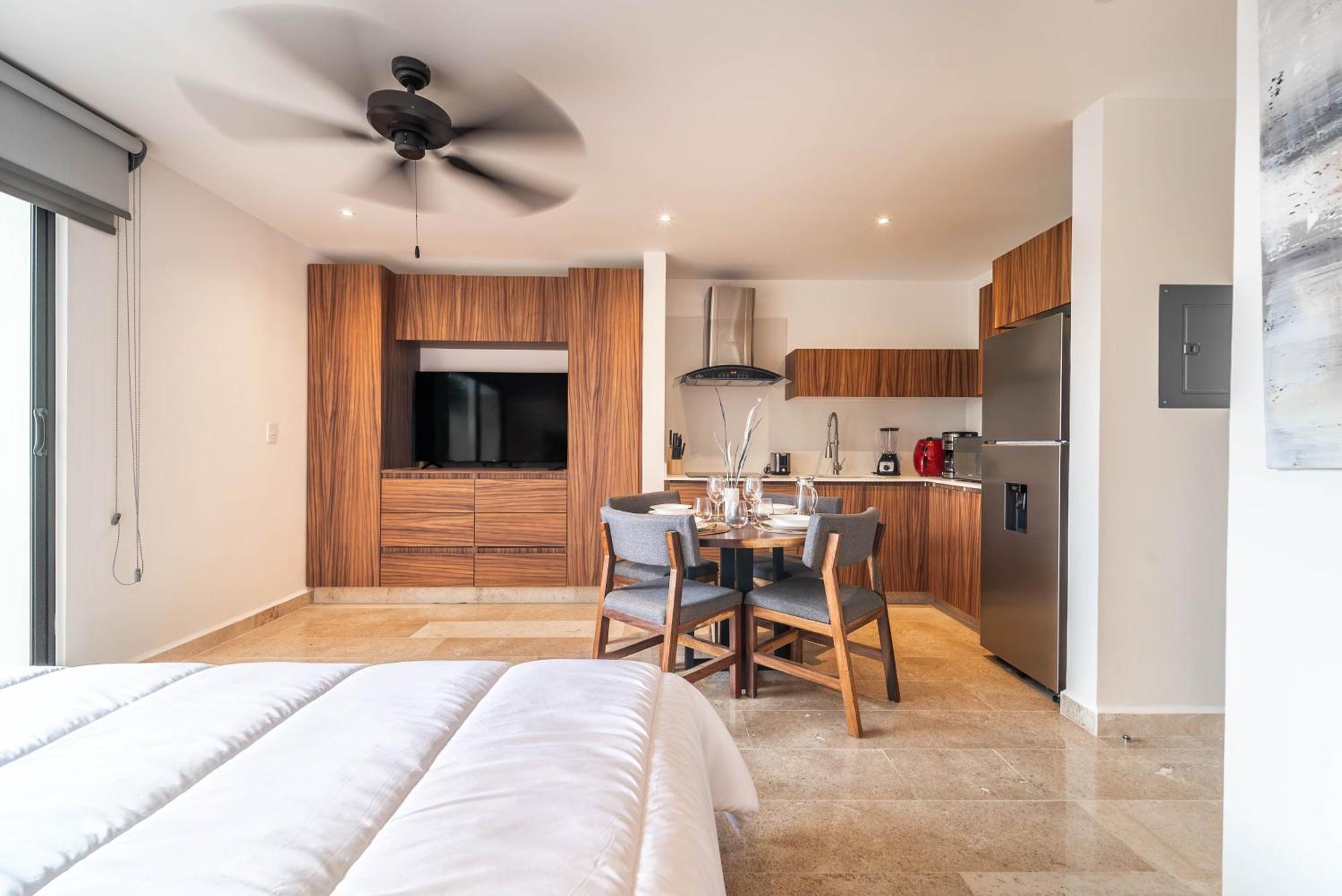 King With Balcony, Gym, Rooftop Pool Holiday home