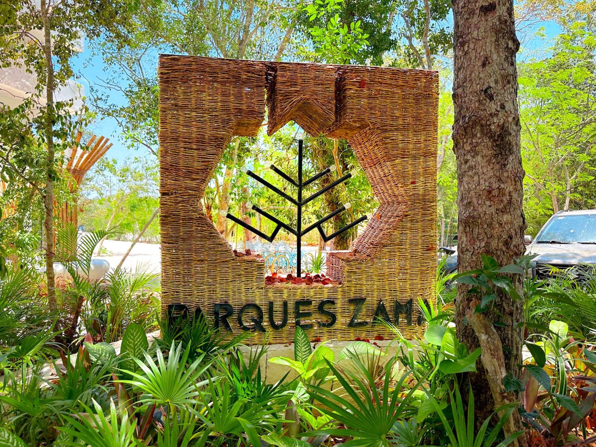 King With Balcony, Gym, Rooftop Pool Holiday home *