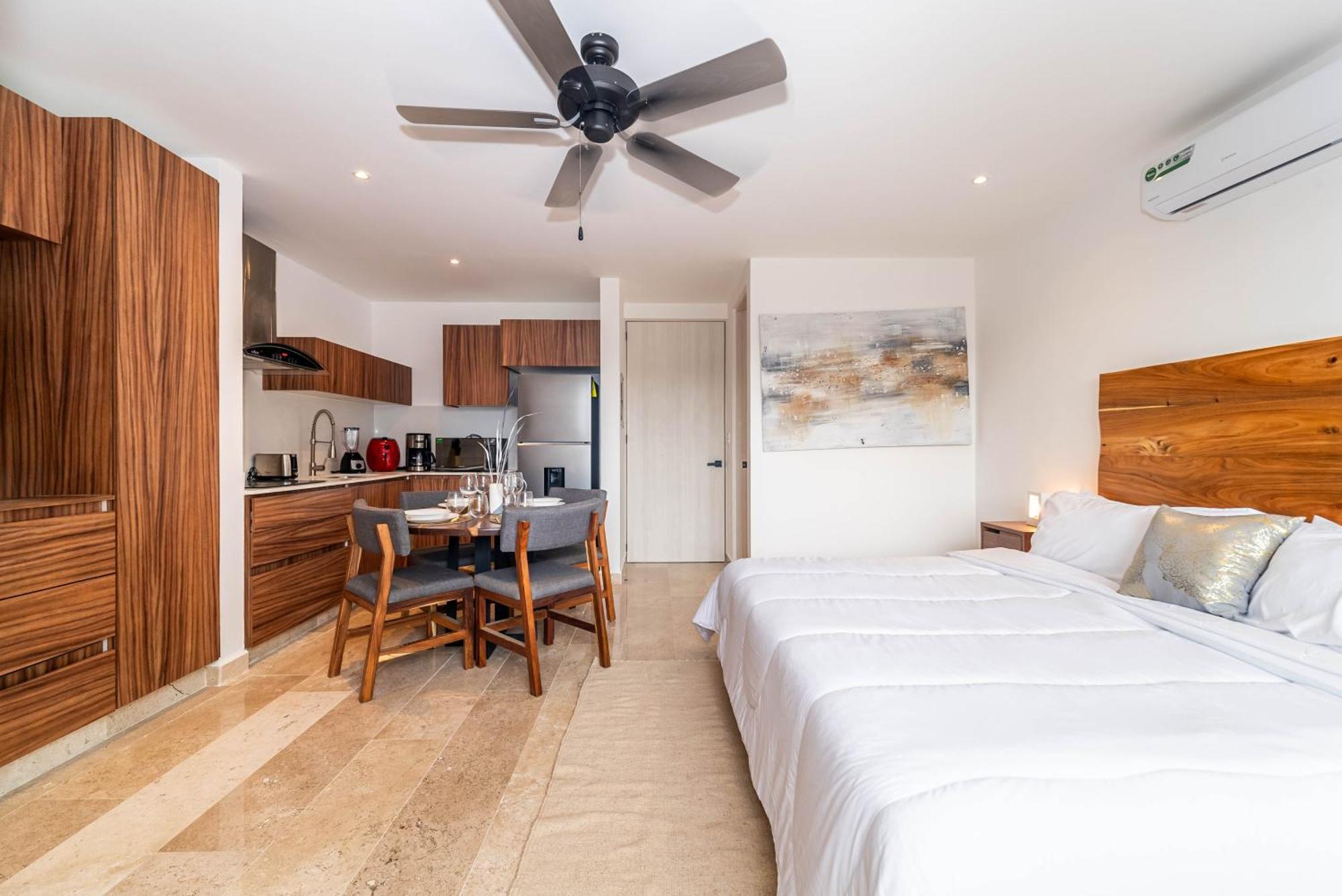 King With Balcony, Gym, Rooftop Pool *