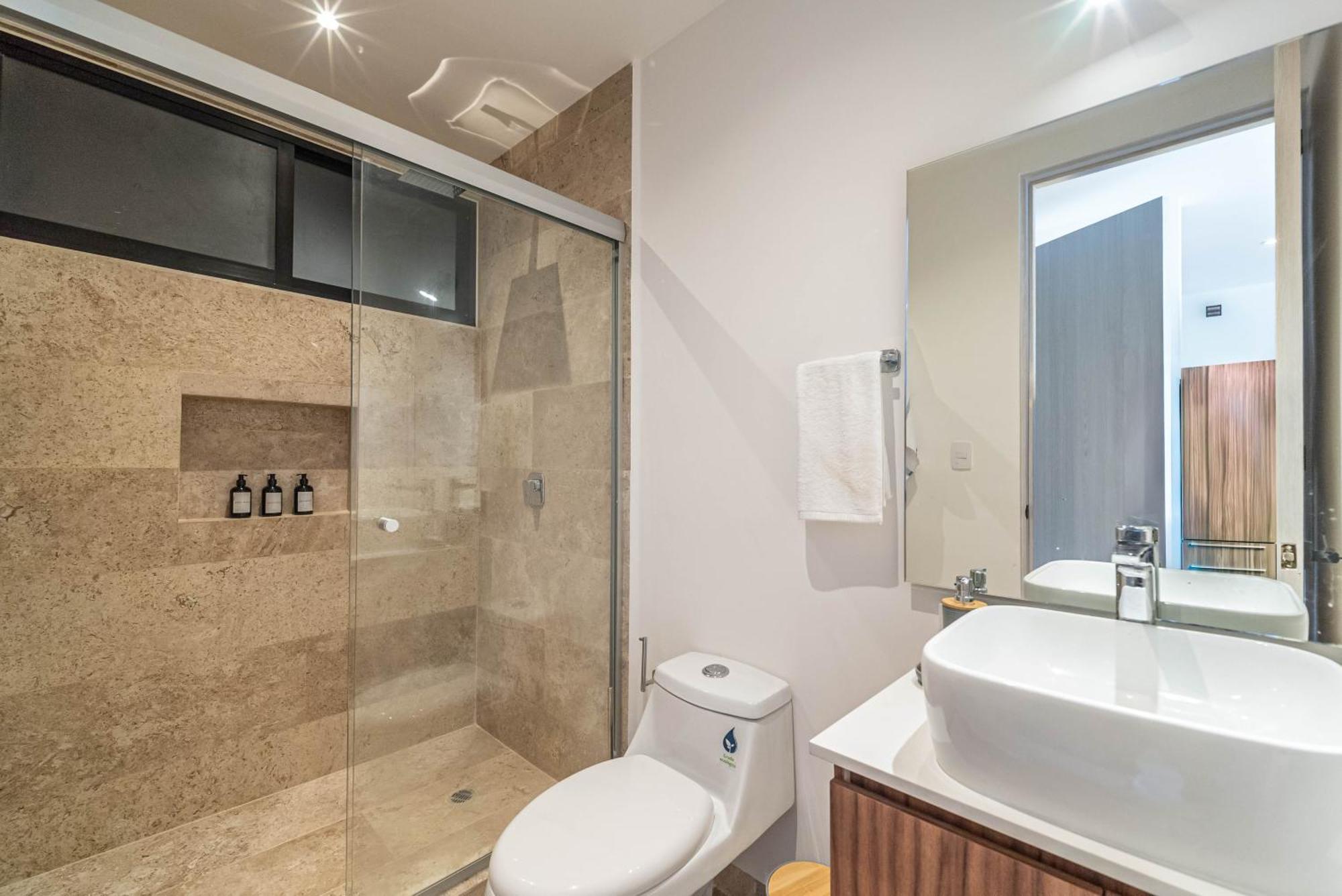 King With Balcony, Gym, Rooftop Pool Holiday home *