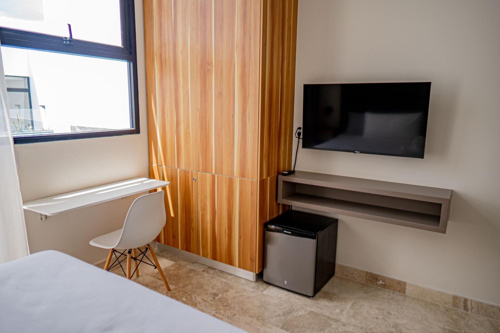 Apartment Level With Minifridge Microwave And Splash Pool