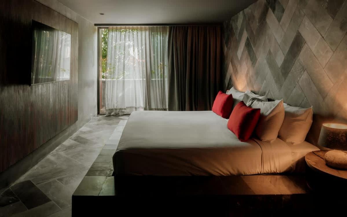 Barneys Ny Red With Pool Apartment *