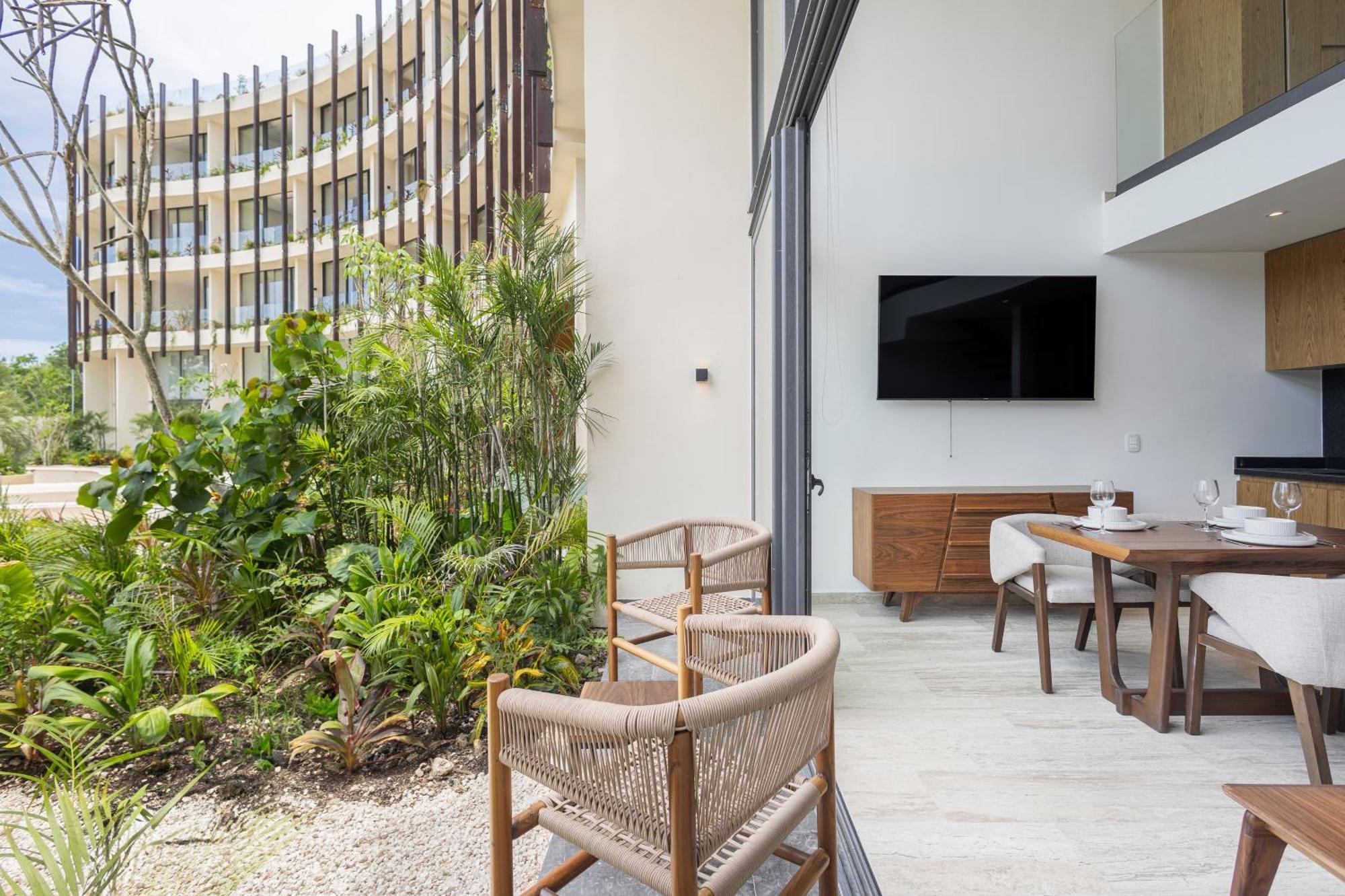 Mistiq Gardens 2 *