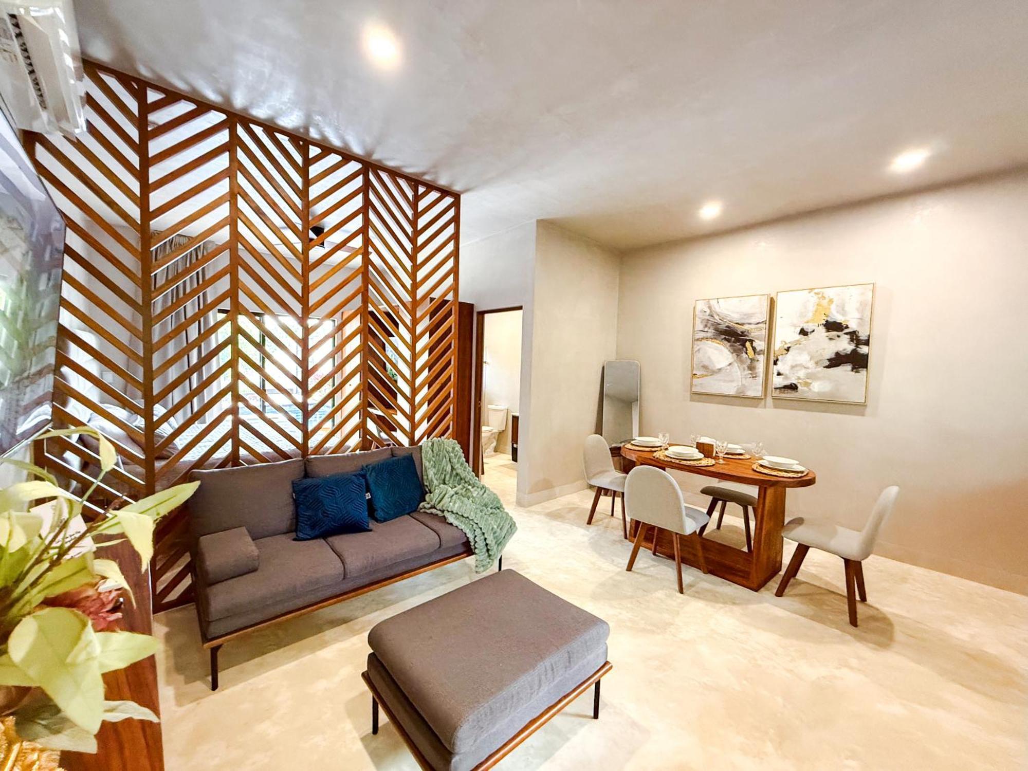 New Swim-up King Bed Wifi Apartment