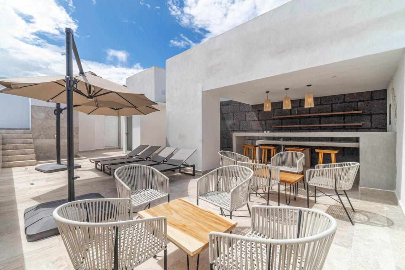 King With Private Balcony, Gym, Rooftop Pool Holiday home