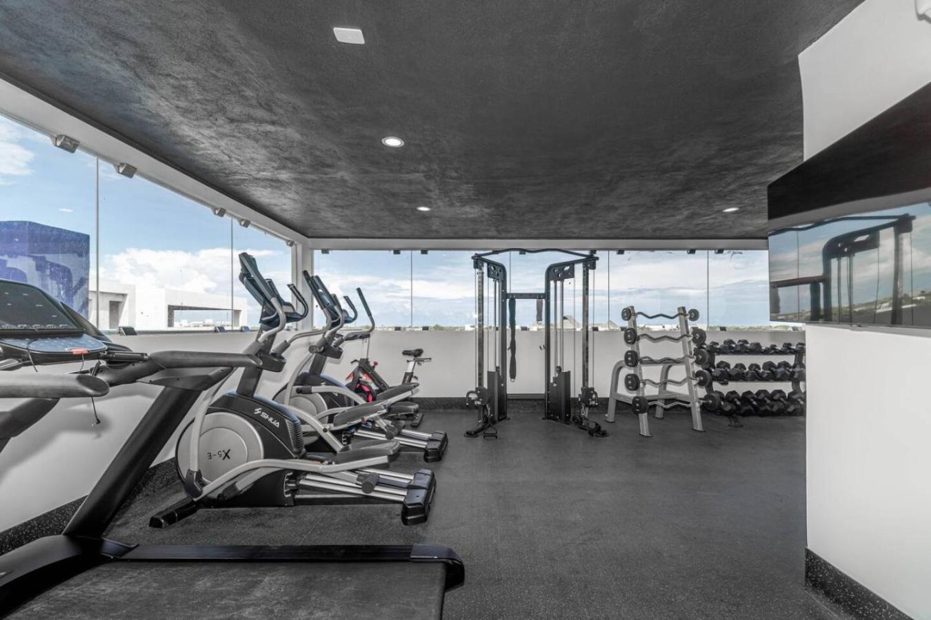 King With Private Balcony, Gym, Rooftop Pool Holiday home