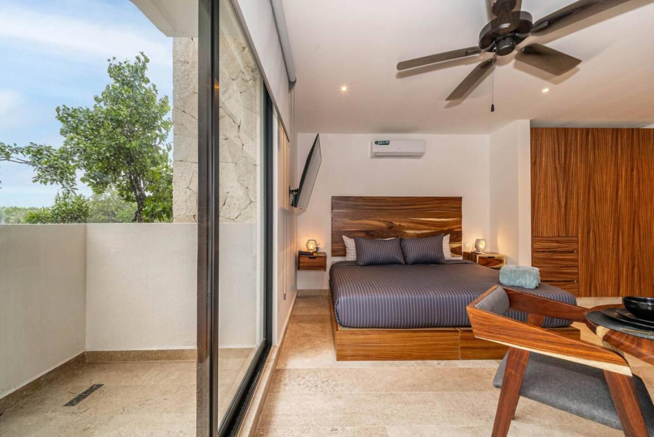 King With Private Balcony, Gym, Rooftop Pool *