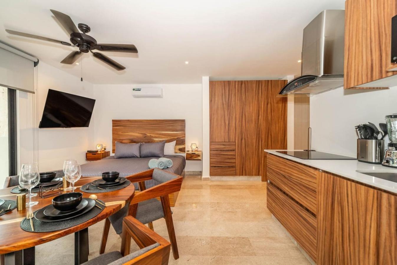 King With Private Balcony, Gym, Rooftop Pool Holiday home