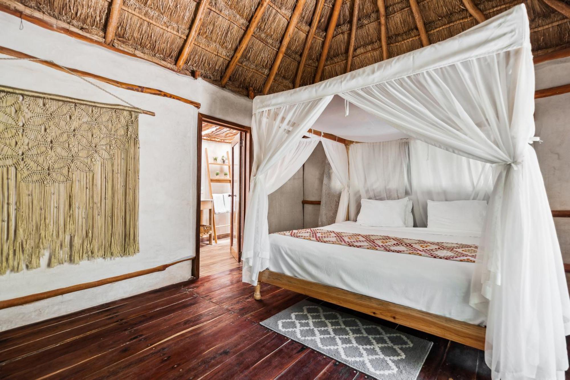 Xhule Hotel 4*