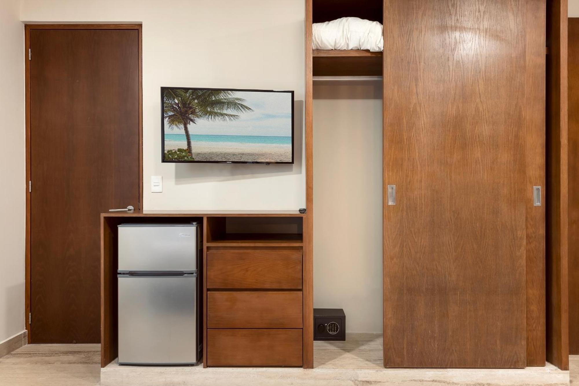 Apartment Private & Infinity Pool, King Bed, Sauna, Gym &