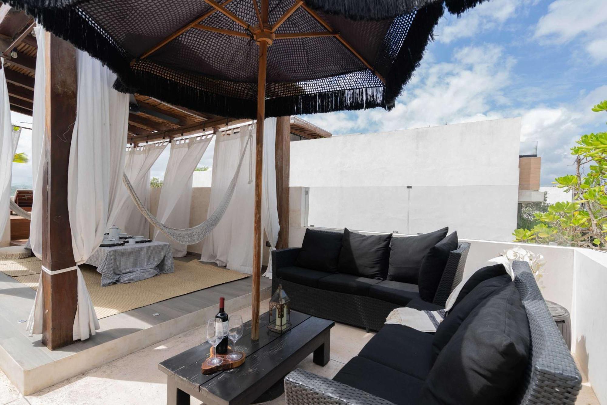 Exclusive 20 Guest Pool Tubs And Concierge Villa
