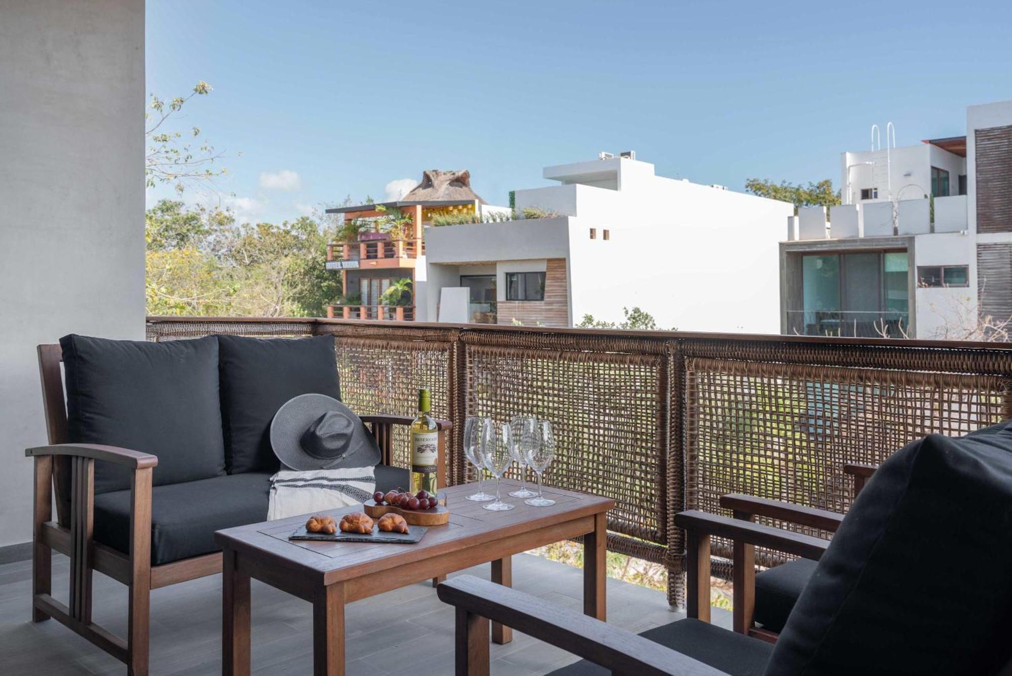 Exclusive 20 Guest Pool Tubs And Concierge Villa