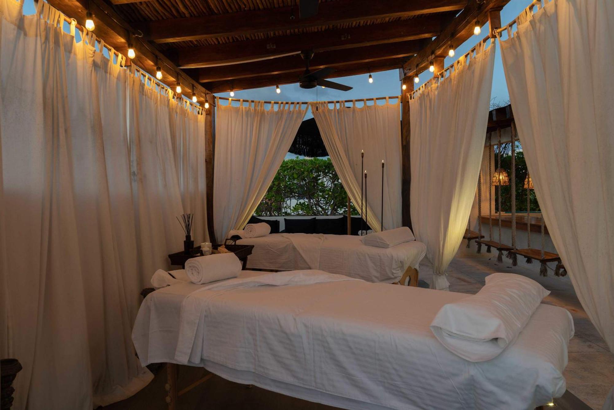 Exclusive 20 Guest Pool Tubs And Concierge