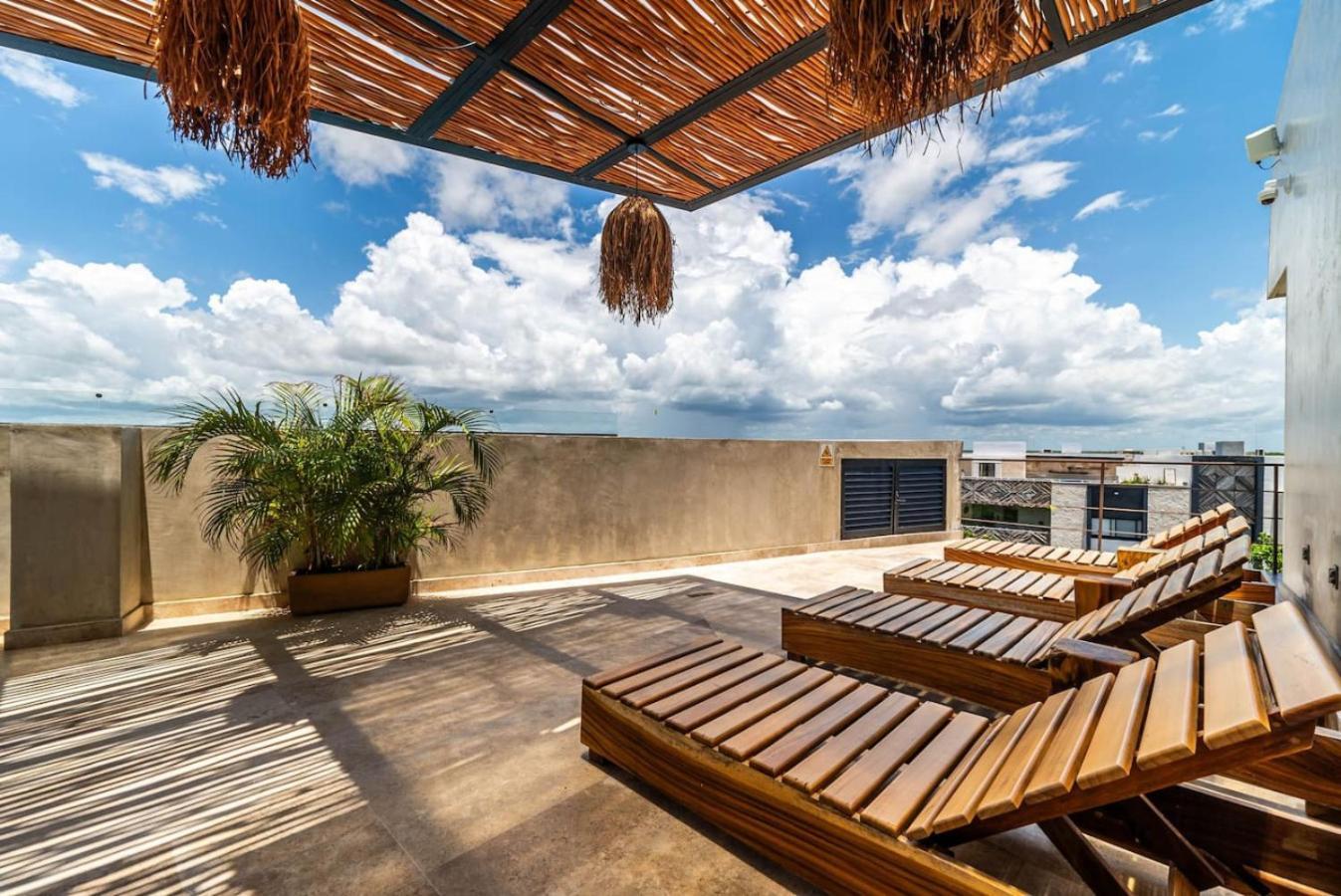 2 Bedroom With Direct Walk-out To Pool, Sauna, And Gym Apartment