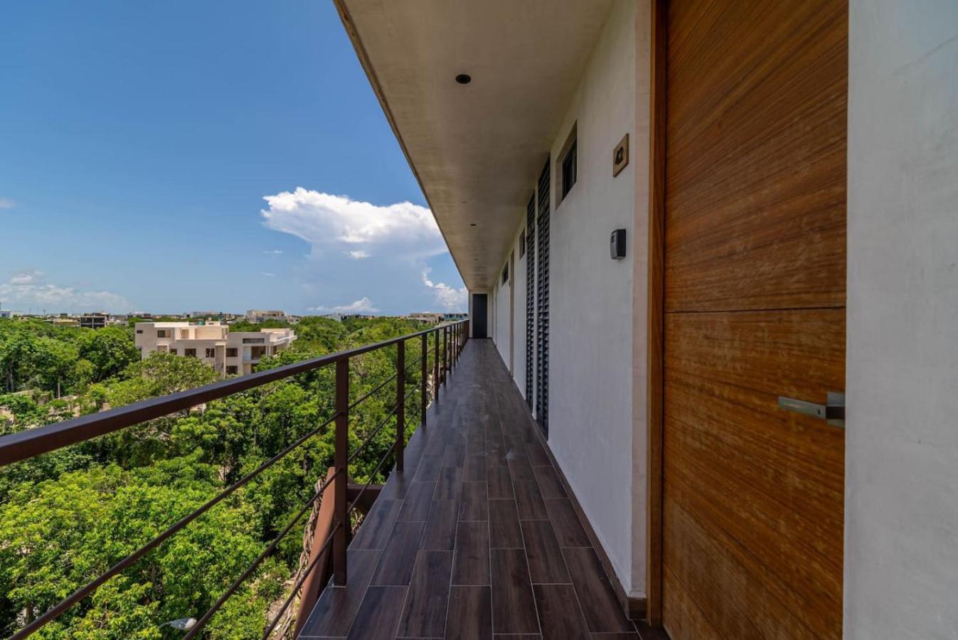 2 Bedroom With Direct Walk-out To Pool, Sauna, And Gym Apartment