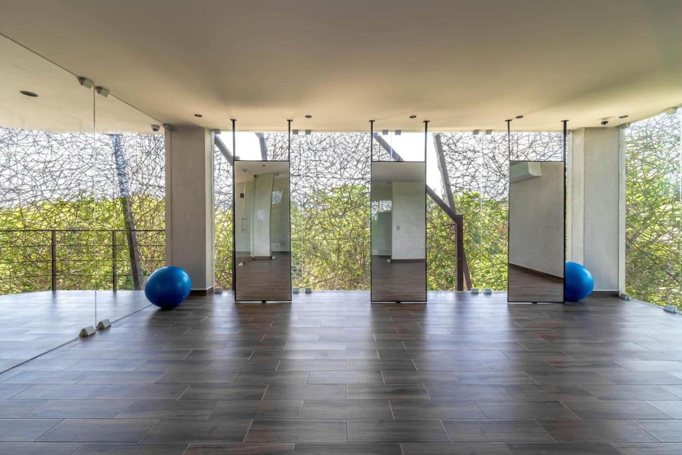 Apartment 2 Bedroom With Direct Walk-out To Pool, Sauna, And Gym *