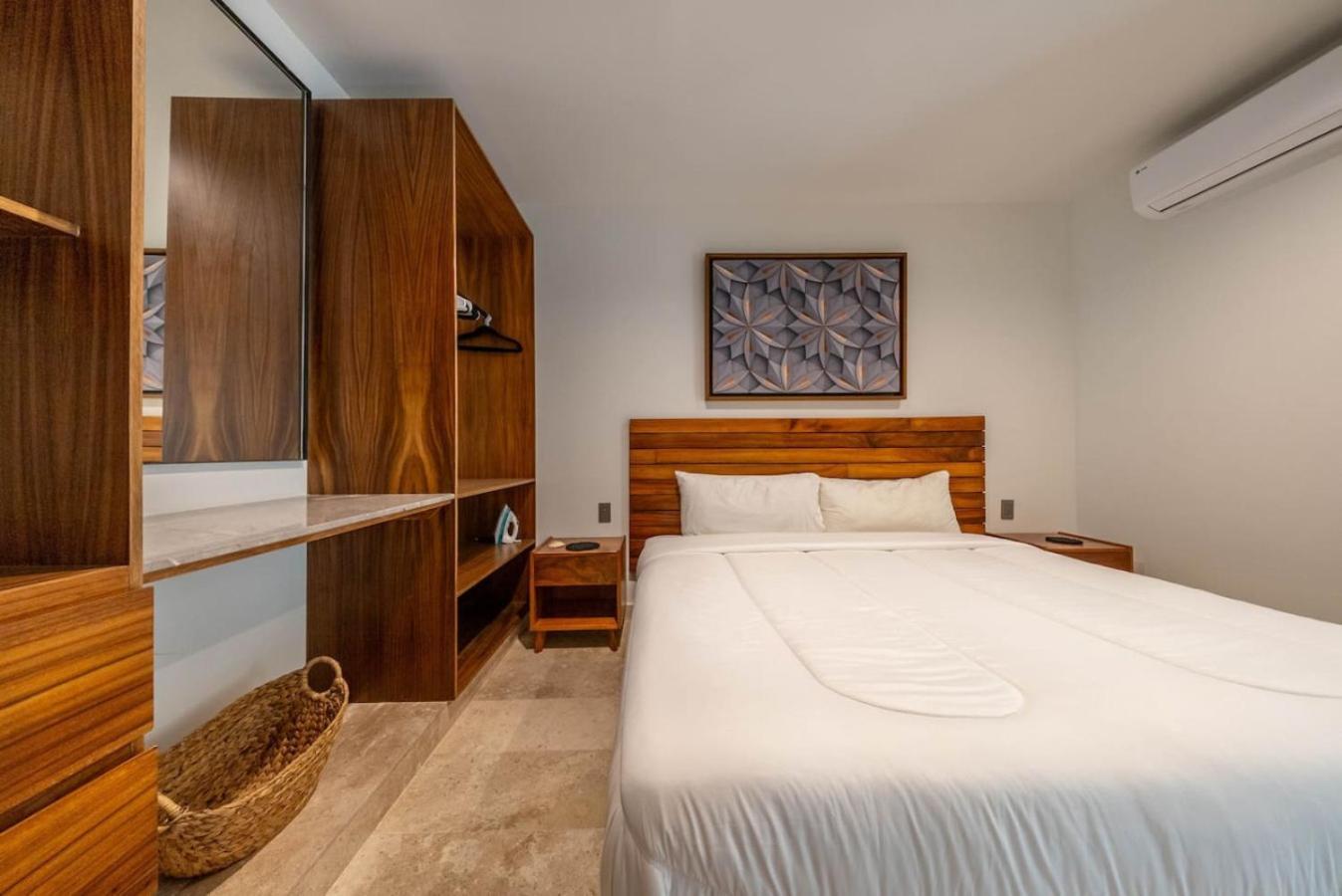 Apartment 2 Bedroom With Direct Walk-out To Pool, Sauna, And Gym